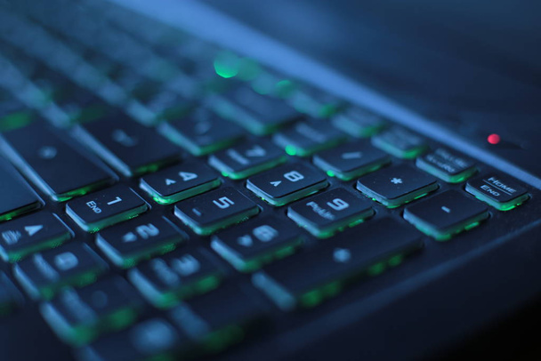 lumineux multicolore macro fond bouton noir ordinateur portable clavier technologie scintillement
 - Photo, image