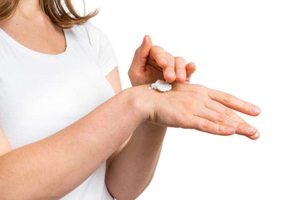 Mains féminines appliquant crème pour les mains soins de la peau
 - Photo, image