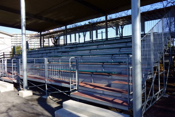 Sedili per spettatori dello stadio equestre in acciaio metallico
 - Foto, immagini