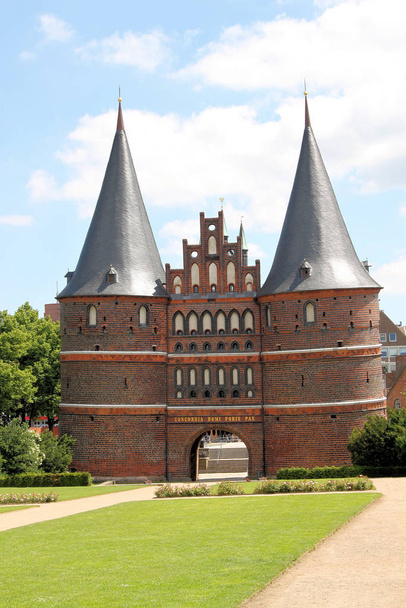 Lbeck é uma cidade do norte da Alemanha distinguida pela arquitetura gótica de tijolos
 - Foto, Imagem