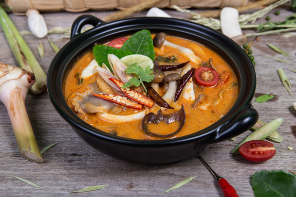 zuppa piccante cucina tradizionale in Thailandia su dorso di legnogr
 - Foto, immagini