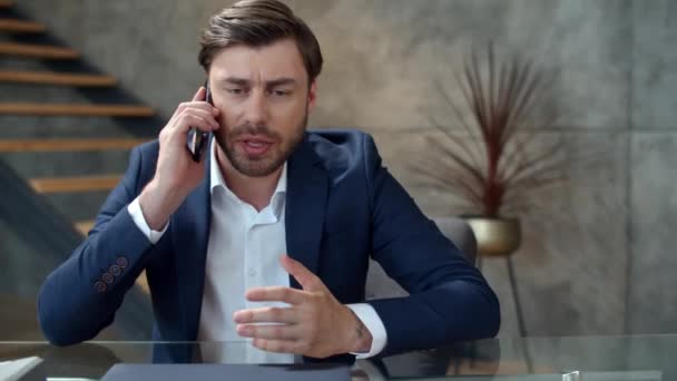 Stressed businessman talking on phone emotionally. Focused man calling phone. - Footage, Video