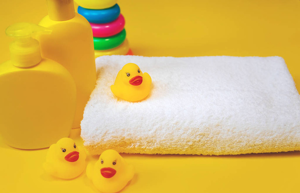 Accesorios para bañar a los recién nacidos sobre fondo amarillo. Enfoque selectivo
. - Foto, imagen