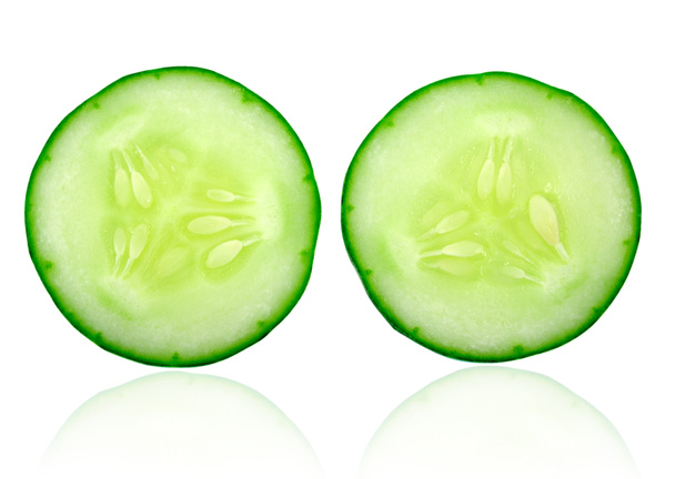 Verse komkommer plak geïsoleerd op witte achtergrond - Foto, afbeelding