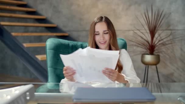 Happy businesswoman looking at graphics in office. Woman throwing papers away. - Materiał filmowy, wideo