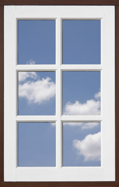 Finestra a specchio che riflette il cielo blu
 - Foto, immagini