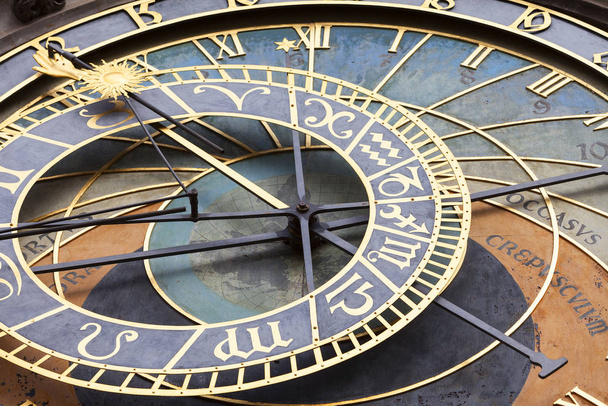 Prag, Tschechische Republik - 01. Mai 2017: Prager astronomische Uhr orloj am alten Rathaus. es ist eine mittelalterliche astronomische Uhr, Symbol der Stadt - Foto, Bild