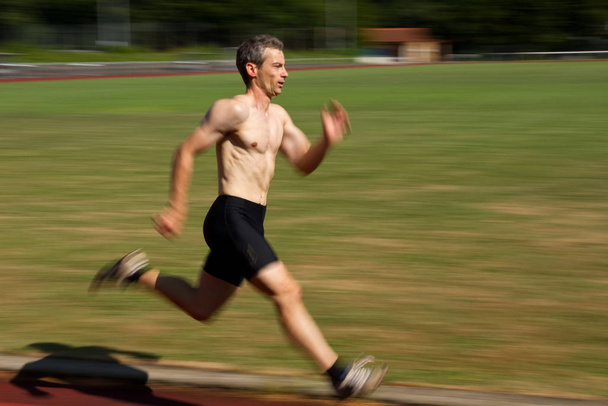 man running on the track - Foto, Bild