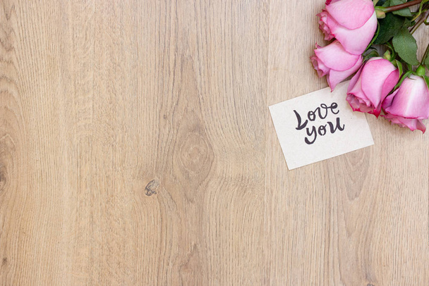 Aşk için çiçek ve kart, harf tahtası ve blog için arka plan ve maket - Fotoğraf, Görsel