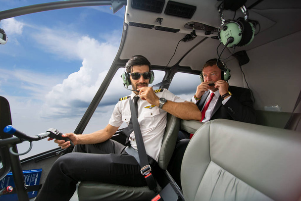 Επιχειρηματίες που ταξιδεύουν με ελικόπτερο, Shot of a mature busin - Φωτογραφία, εικόνα
