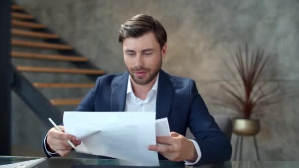 Happy businessman working with documents in modern office. Manager making notes. - Záběry, video