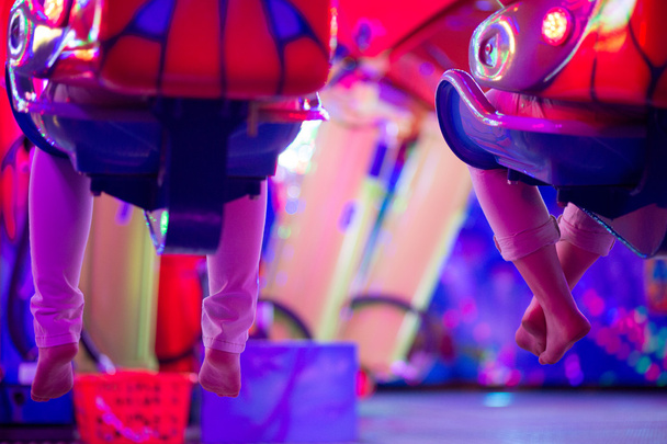 Çocuklar eğleniyor bourges adlı bir roller coaster, bacaklar - Fotoğraf, Görsel