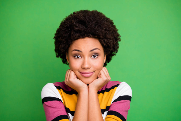 Close up fotografie okouzlující roztomilé sladké afro americká dívka pocit vděčnosti o její podzimní víkendy nosit dobrý vzhled oblečení izolované přes živé barevné pozadí - Fotografie, Obrázek