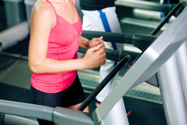 people running on treadmill in studio - Foto, Bild