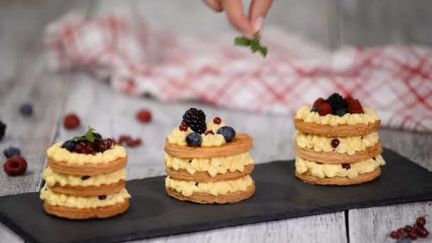 französisches Dessert millefeuille aus Blätterteig und Puddingcreme. - Filmmaterial, Video