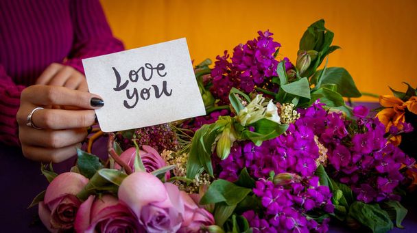 Carte de vœux avec un joli bouquet floral de Saint Valentin
 - Photo, image