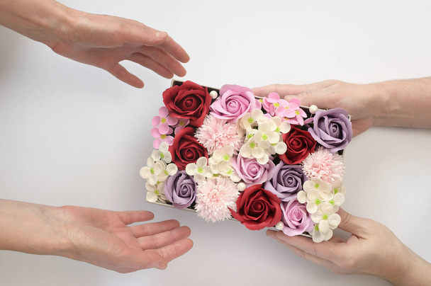 石鹸から作られたさまざまな花の箱を与える - 写真・画像