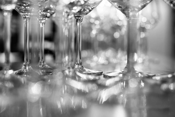 A selective focus shot of the stem of a glass wine with a blurred background - Foto, afbeelding