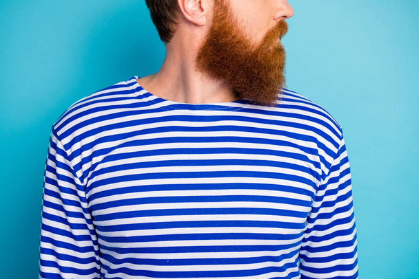 Профиль стороны обрезанный крупным планом фото задумчивый человек смотреть копирайт имеют кожу салон имбирный парикмахерская процедура борода бальзам носить мореходный костюм изолированный синий цвет фона
 - Фото, изображение