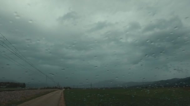Megfigyelni az esős természetet egy autóból. Depressziós idő. Esik. Hideg.  - Felvétel, videó
