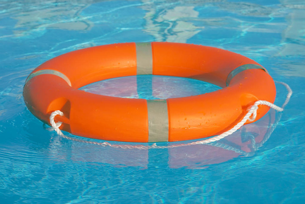 flutuador de anel de piscina lifebuoy. Anel de vida na piscina
. - Foto, Imagem
