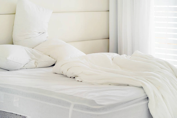 Hotelbett nach Gebrauch. schmutzige Bett Kissen Decke Zimmer. - Foto, Bild