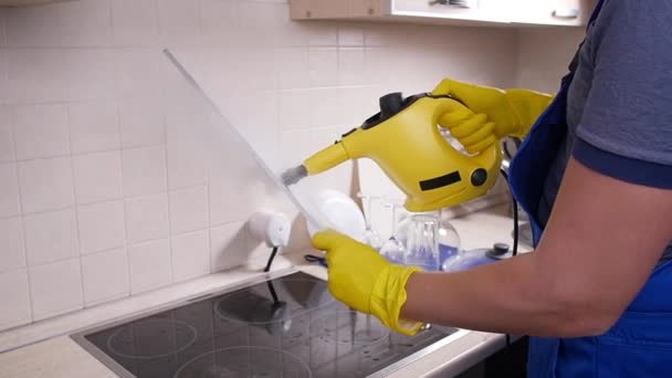 Huisschoonmaakconcept. Professionele conciërge schoonmaken mesh filter van fornuis kap in keuken - Video