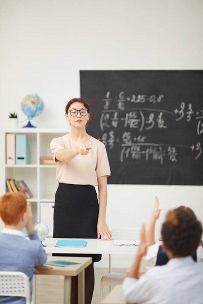 Jeune enseignant debout dans la salle de classe
 - Photo, image