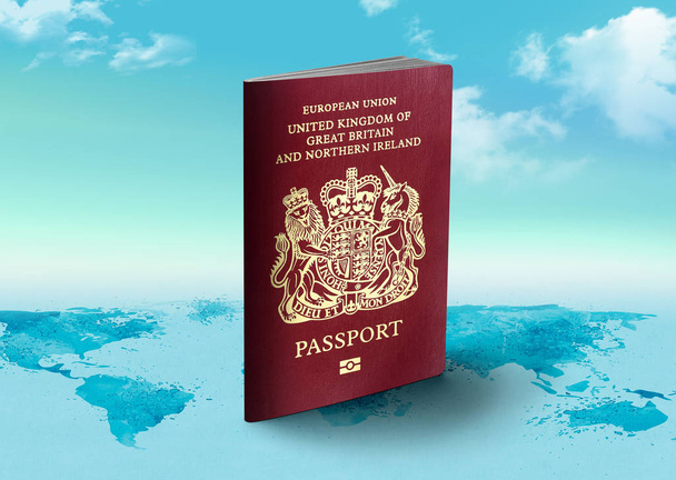Vereinigtes Königreich Reisepass auf Weltkarte mit Wolken im Hintergrund - Foto, Bild