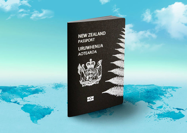 Διαβατήριο Νέας Ζηλανδίας στον παγκόσμιο χάρτη με σύννεφα στο παρασκήνιο - Φωτογραφία, εικόνα