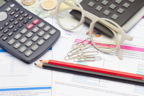 Wetenschappelijke rekenmachine om financiën te berekenen of wiskundige en wetenschappelijke berekeningen te doen - Foto, afbeelding