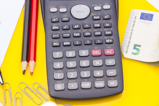 Calculatrice scientifique pour calculer les finances ou faire des calculs mathématiques et scientifiques
 - Photo, image
