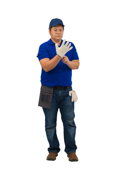 ασιατικό άνθρωπος εργαζόμενος σε μπλε πουκάμισο με τσάντα μέσης για τον εξοπλισμό είναι  - Φωτογραφία, εικόνα
