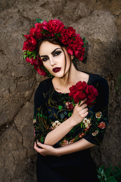 sexy young beautiful woman posing in wreath  - Foto, Bild