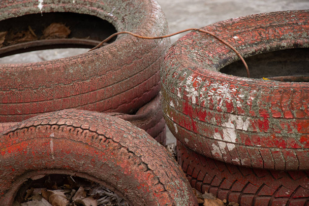 old tires at the racetrack in the afternoon in the park - Fotoğraf, Görsel