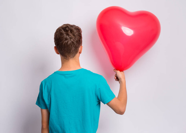 Хлопчик з кулькою у формі серця
 - Фото, зображення