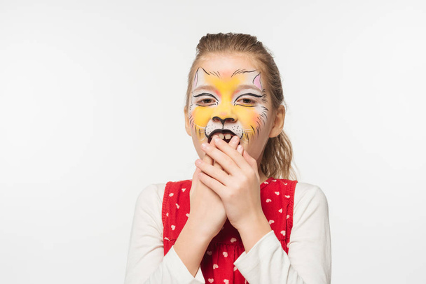 bambino eccitato con pittura muso di tigre su occhi che coprono il viso con le mani isolate su bianco
 - Foto, immagini