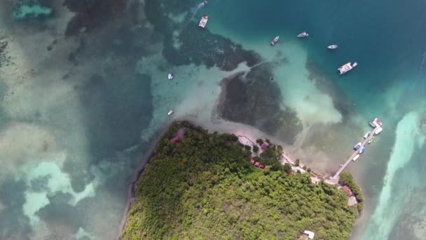 εναέρια drone πυροβόλησε κατά τη διάρκεια ηλιόλουστη απογευματινή θέα από την κορυφή ενός όμορφου νησιού που περιβάλλεται από σκιά σύννεφα ύφαλο που βρίσκεται στο martinique ilet μαντάμ - Πλάνα, βίντεο