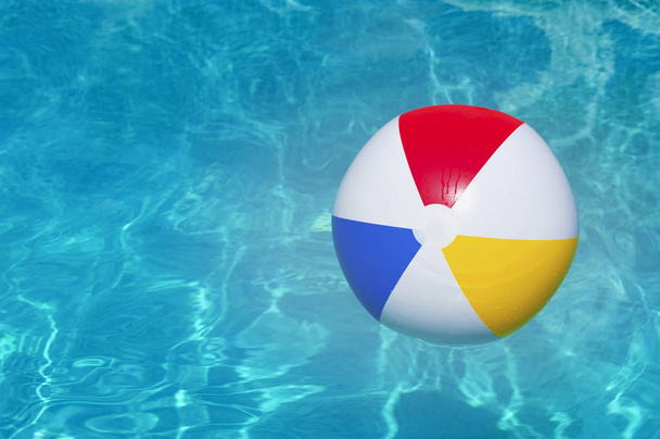 プールに浮かぶカラフルなインフレータブルボール - 写真・画像