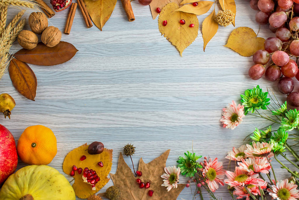 close-up shot of fallen leaves and various season harvest on wooden tabletop for autumnal composition background - Foto, Bild