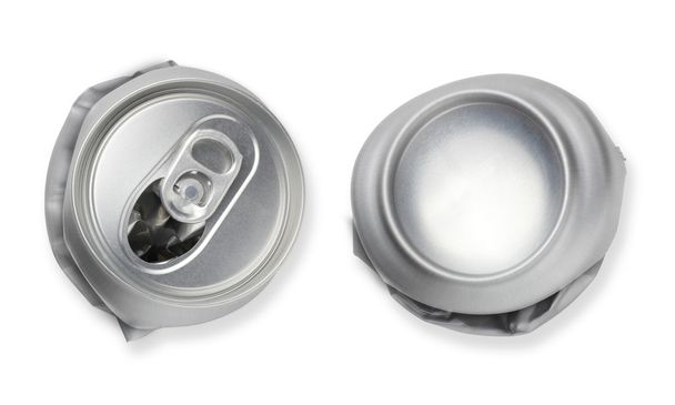 La soda vacía arrugada o la basura de la lata de cerveza, la basura machacada puede reciclar aislada en el fondo blanco
, - Foto, imagen