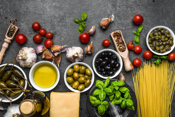 Mediterranean food ingredients or italian diet background - Foto, afbeelding