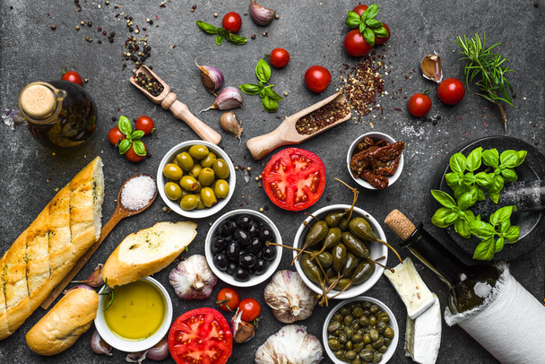mediterrane Lebensmittel Hintergrund. Zutaten auf dunklem Stein kochen. - Foto, Bild