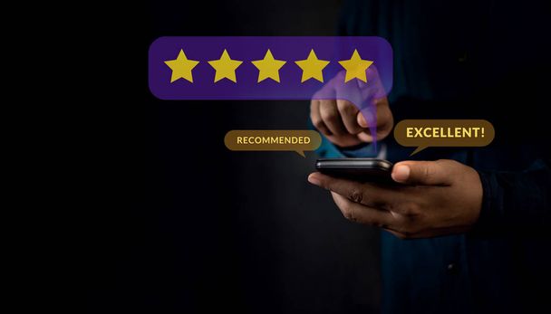 Концепція досвіду клієнтів. Сучасна людина дає п'ять зірок Рейтинг і позитивний огляд через смартфон. Опитування задоволеності клієнтів на мобільному телефоні. Вид спереду
 - Фото, зображення