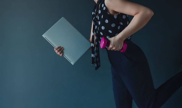 Work Life Balance Concept, présenté par Business Working Woman tenant un ordinateur portable et Dumbbell, Lifestyle of Modern People. Image recadrée avec espace de copie
  - Photo, image