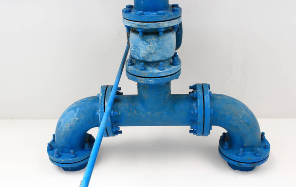 голубая линия трубы с голубым клапаном на стене
 - Фото, изображение
