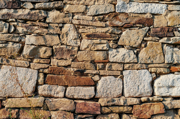 Muur gemaakt van oude stenen van verschillende afmetingen - Foto, afbeelding
