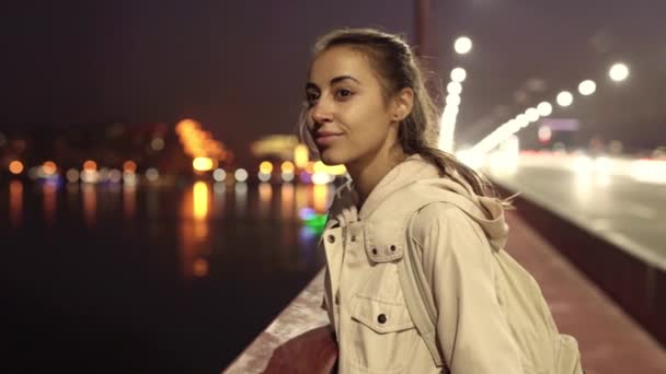 slow motion de bela sorridente jovem mulher andando ao ar livre noite cidade
. - Filmagem, Vídeo