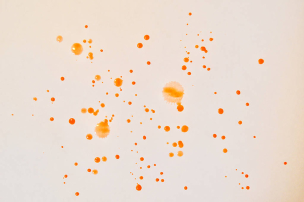 Sarı soyut elle boyanmış fırça darbesi arkaplanı kağıt üzerine - Fotoğraf, Görsel