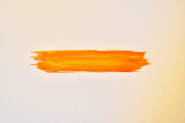 Κίτρινη αφηρημένη ζωγραφισμένη στο χέρι πινελιά daub φόντο πάνω από χαρτί - Φωτογραφία, εικόνα